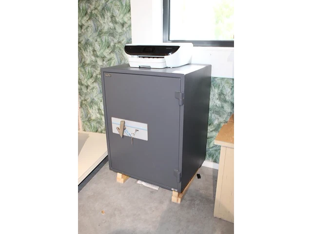 Kluis met sleutel salvus ravenna 7. bouwjaar 2022 afmeting 65 x 55 cm. hoogte 85 cm. let op weegt 284 kg. - afbeelding 2 van  2