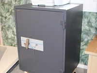 Kluis met sleutel salvus ravenna 7. bouwjaar 2022 afmeting 65 x 55 cm. hoogte 85 cm. let op weegt 284 kg. - afbeelding 2 van  2