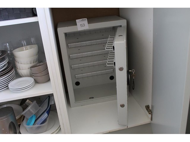 Kluiskast met 60 sleutel posities en twee sleutels. afmeting 45 x 25,5 x 61 cm. - afbeelding 1 van  3