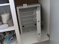 Kluiskast met 60 sleutel posities en twee sleutels. afmeting 45 x 25,5 x 61 cm. - afbeelding 1 van  3