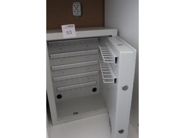 Kluiskast met 60 sleutel posities en twee sleutels. afmeting 45 x 25,5 x 61 cm. - afbeelding 2 van  3