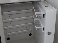 Kluiskast met 60 sleutel posities en twee sleutels. afmeting 45 x 25,5 x 61 cm. - afbeelding 2 van  3