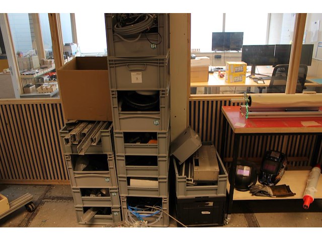 Klus en ontwikkelings producten in 12 kunststof kratten w.o. kabels, collectoren, kabelgoot en bevestigings... - afbeelding 1 van  5