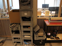 Klus en ontwikkelings producten in 12 kunststof kratten w.o. kabels, collectoren, kabelgoot en bevestigings... - afbeelding 1 van  5