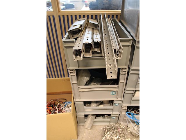 Klus en ontwikkelings producten in 12 kunststof kratten w.o. kabels, collectoren, kabelgoot en bevestigings... - afbeelding 2 van  5