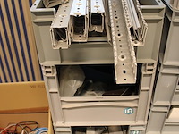 Klus en ontwikkelings producten in 12 kunststof kratten w.o. kabels, collectoren, kabelgoot en bevestigings... - afbeelding 2 van  5