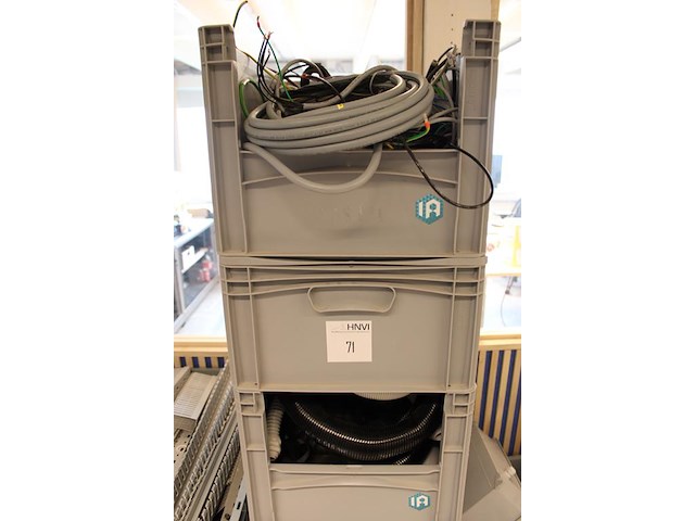 Klus en ontwikkelings producten in 12 kunststof kratten w.o. kabels, collectoren, kabelgoot en bevestigings... - afbeelding 3 van  5