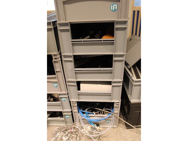 Klus en ontwikkelings producten in 12 kunststof kratten w.o. kabels, collectoren, kabelgoot en bevestigings... - afbeelding 4 van  5