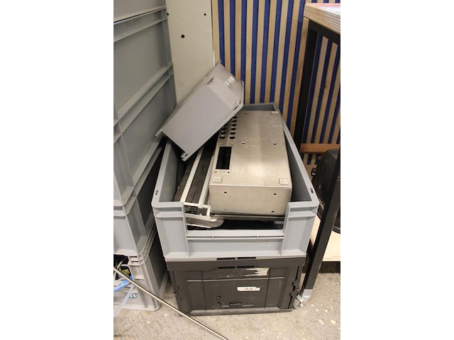 Klus en ontwikkelings producten in 12 kunststof kratten w.o. kabels, collectoren, kabelgoot en bevestigings... - afbeelding 5 van  5