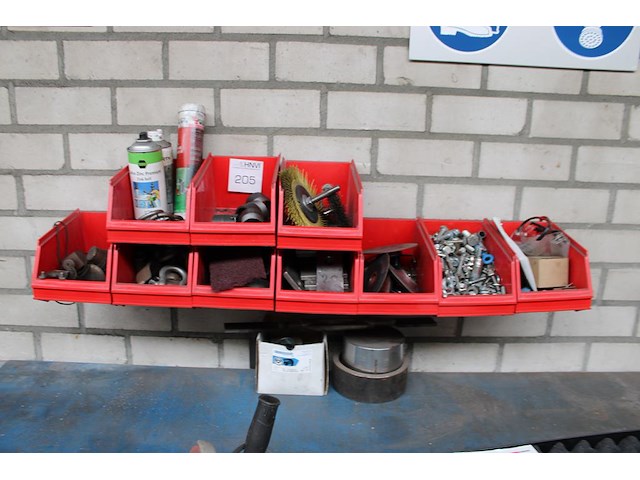 Klusproducten en bevestigingsmaterialen in 10 kunststof stapelbakken. - afbeelding 1 van  3