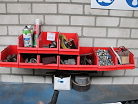 Klusproducten en bevestigingsmaterialen in 10 kunststof stapelbakken. - afbeelding 1 van  3