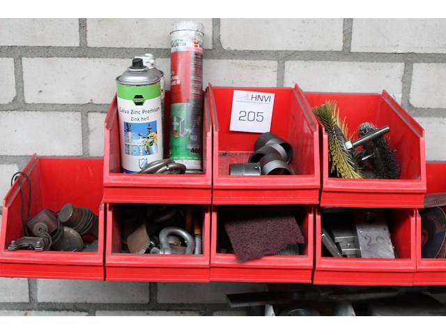Klusproducten en bevestigingsmaterialen in 10 kunststof stapelbakken. - afbeelding 2 van  3