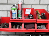 Klusproducten en bevestigingsmaterialen in 10 kunststof stapelbakken. - afbeelding 2 van  3
