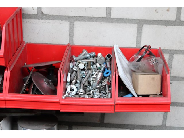 Klusproducten en bevestigingsmaterialen in 10 kunststof stapelbakken. - afbeelding 3 van  3