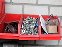Klusproducten en bevestigingsmaterialen in 10 kunststof stapelbakken. - afbeelding 3 van  3