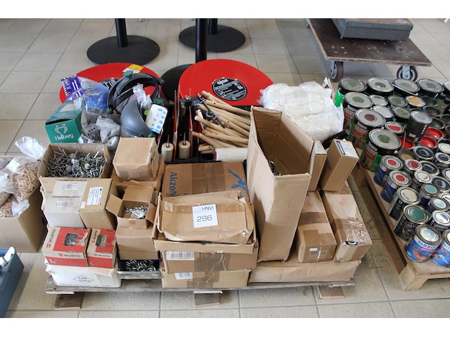 Klusproducten en bevestigingsmaterialen op pallet w.o. kwasten, rollers, haken, nagels en handschoenen. - afbeelding 1 van  3