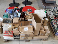 Klusproducten en bevestigingsmaterialen op pallet w.o. kwasten, rollers, haken, nagels en handschoenen. - afbeelding 1 van  3