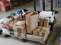 Klusproducten en bevestigingsmaterialen op pallet w.o. kwasten, rollers, haken, nagels en handschoenen. - afbeelding 2 van  3