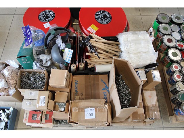 Klusproducten en bevestigingsmaterialen op pallet w.o. kwasten, rollers, haken, nagels en handschoenen. - afbeelding 3 van  3
