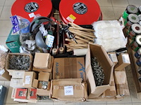 Klusproducten en bevestigingsmaterialen op pallet w.o. kwasten, rollers, haken, nagels en handschoenen. - afbeelding 3 van  3