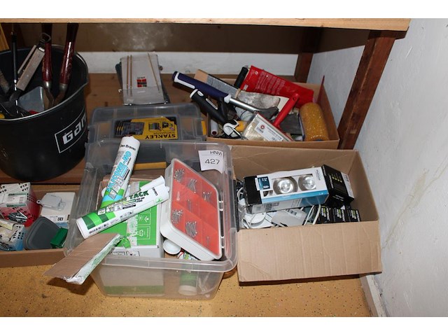 Klusproducten en gereedschappen op en voor schap. - afbeelding 1 van  3