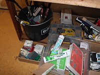 Klusproducten en gereedschappen op en voor schap. - afbeelding 2 van  3