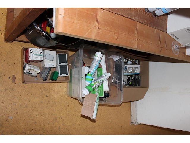 Klusproducten en gereedschappen op en voor schap. - afbeelding 3 van  3