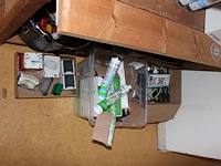 Klusproducten en gereedschappen op en voor schap. - afbeelding 3 van  3