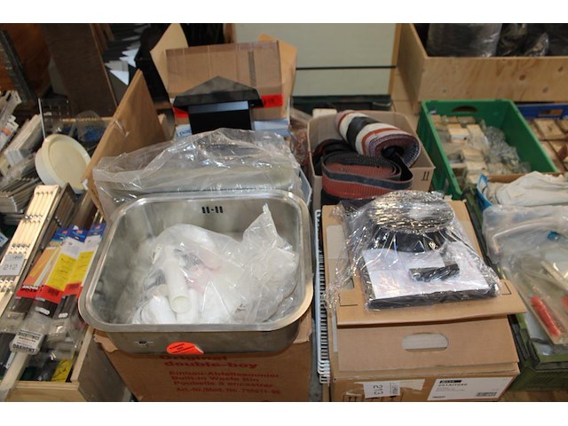 Klusproducten w.o. dakdoorvoer, inbouw afvalbak, dakloodvervanger, mandjes, metalen poten en hilti producte... - afbeelding 1 van  3