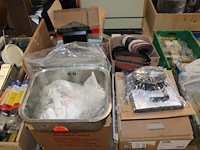 Klusproducten w.o. dakdoorvoer, inbouw afvalbak, dakloodvervanger, mandjes, metalen poten en hilti producte... - afbeelding 1 van  3