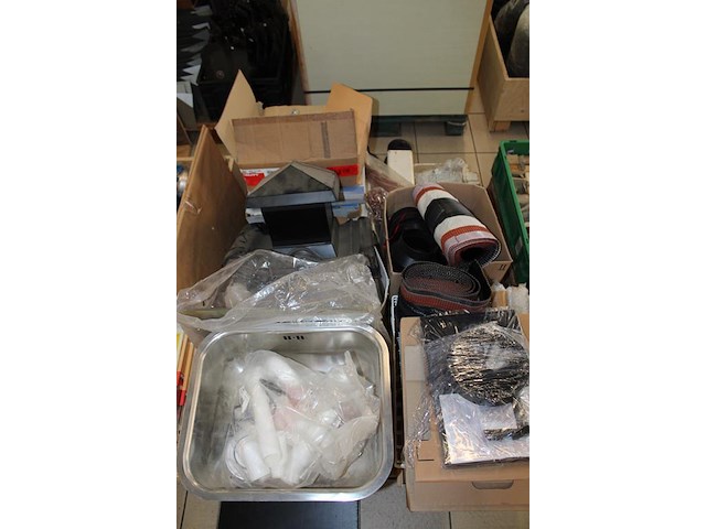 Klusproducten w.o. dakdoorvoer, inbouw afvalbak, dakloodvervanger, mandjes, metalen poten en hilti producte... - afbeelding 3 van  3