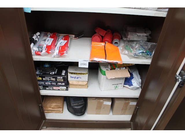 Klusproducten w.o. krijtjes, kit en veters op 3 schappen. - afbeelding 1 van  4