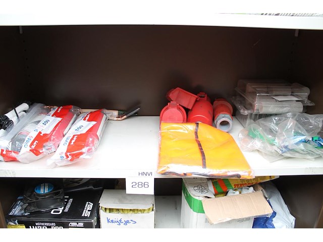 Klusproducten w.o. krijtjes, kit en veters op 3 schappen. - afbeelding 2 van  4