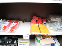 Klusproducten w.o. krijtjes, kit en veters op 3 schappen. - afbeelding 2 van  4