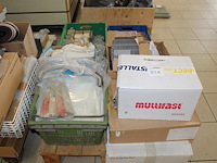 Klusproducten w.o. luchtroosters, deurbeslag, vulnippels, etc. op pallet. - afbeelding 1 van  3