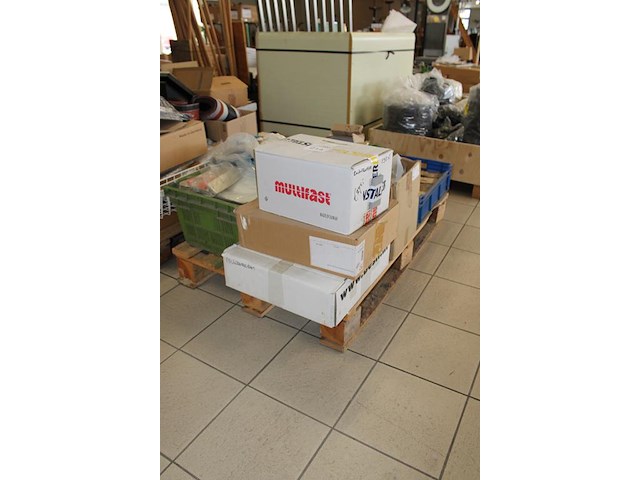 Klusproducten w.o. luchtroosters, deurbeslag, vulnippels, etc. op pallet. - afbeelding 2 van  3