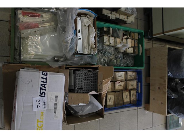 Klusproducten w.o. luchtroosters, deurbeslag, vulnippels, etc. op pallet. - afbeelding 3 van  3