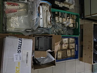 Klusproducten w.o. luchtroosters, deurbeslag, vulnippels, etc. op pallet. - afbeelding 3 van  3