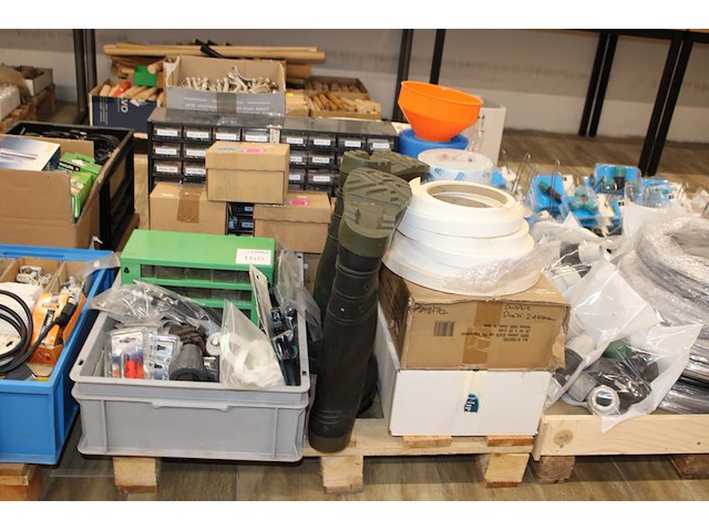 Klusproducten w.o. organiser met zekeringen, handgereedschappen, laarzen, kraan koppelslangen, lijmsticks, ... - afbeelding 1 van  3