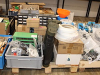 Klusproducten w.o. organiser met zekeringen, handgereedschappen, laarzen, kraan koppelslangen, lijmsticks, ... - afbeelding 1 van  3