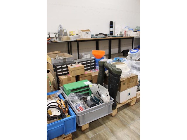 Klusproducten w.o. organiser met zekeringen, handgereedschappen, laarzen, kraan koppelslangen, lijmsticks, ... - afbeelding 2 van  3