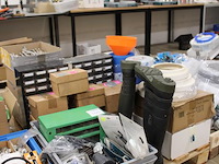 Klusproducten w.o. organiser met zekeringen, handgereedschappen, laarzen, kraan koppelslangen, lijmsticks, ... - afbeelding 2 van  3