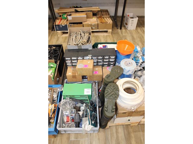 Klusproducten w.o. organiser met zekeringen, handgereedschappen, laarzen, kraan koppelslangen, lijmsticks, ... - afbeelding 3 van  3