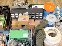 Klusproducten w.o. organiser met zekeringen, handgereedschappen, laarzen, kraan koppelslangen, lijmsticks, ... - afbeelding 3 van  3