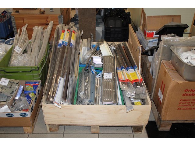 Klusproducten w.o. ventilatieroosters in diverse uitvoeringen en tochtstrips in palletbox. - afbeelding 1 van  3