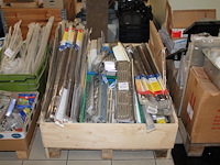 Klusproducten w.o. ventilatieroosters in diverse uitvoeringen en tochtstrips in palletbox. - afbeelding 1 van  3