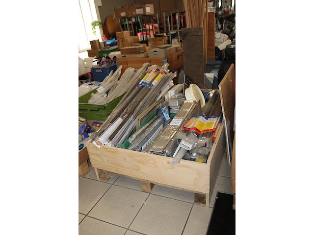 Klusproducten w.o. ventilatieroosters in diverse uitvoeringen en tochtstrips in palletbox. - afbeelding 2 van  3