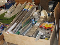 Klusproducten w.o. ventilatieroosters in diverse uitvoeringen en tochtstrips in palletbox. - afbeelding 2 van  3