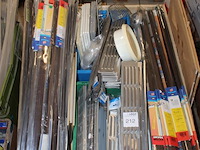 Klusproducten w.o. ventilatieroosters in diverse uitvoeringen en tochtstrips in palletbox. - afbeelding 3 van  3