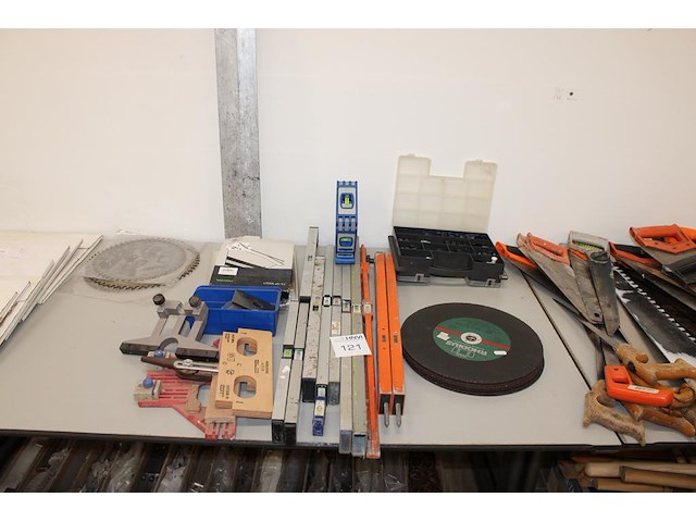 Klusproducten w.o. waterpassen, doorslijpschijven en rij. - afbeelding 1 van  3